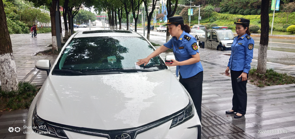 人行通道停車咋處理？除了罰款他們還推出這種答題方式