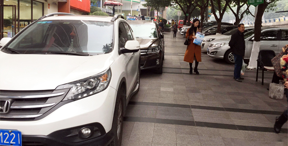 “警城共治”破解人行道占道停車難題